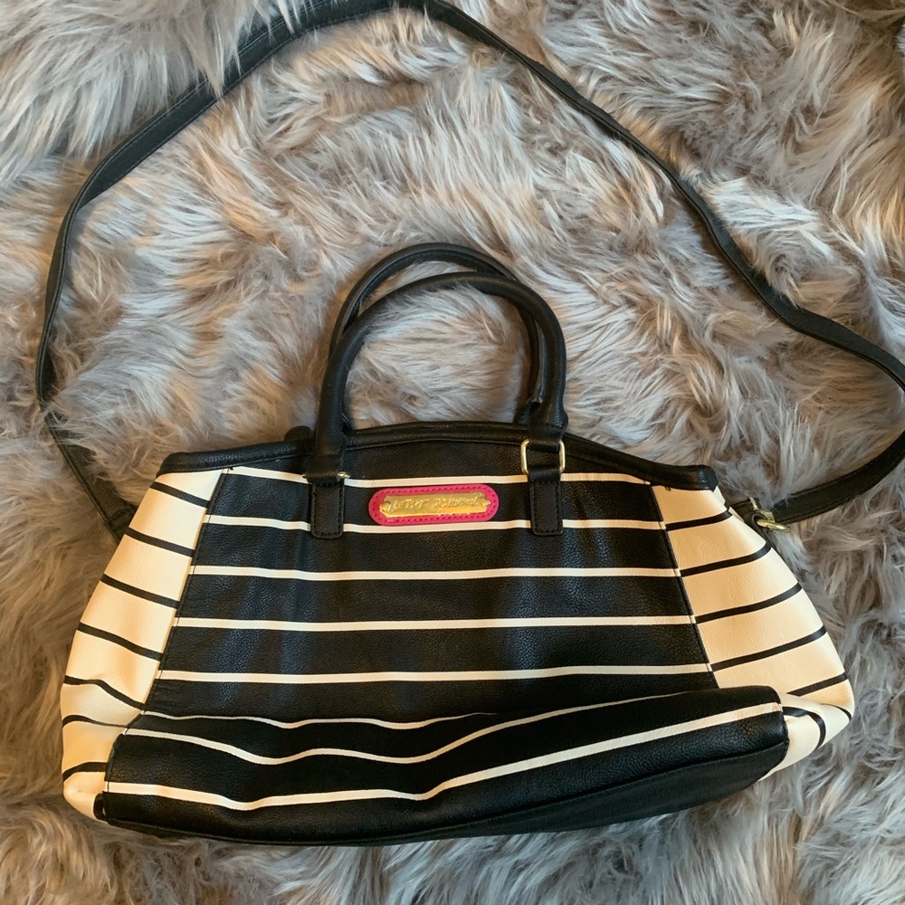Fun and funky Betsey Johnson striped purse! 👜🌸